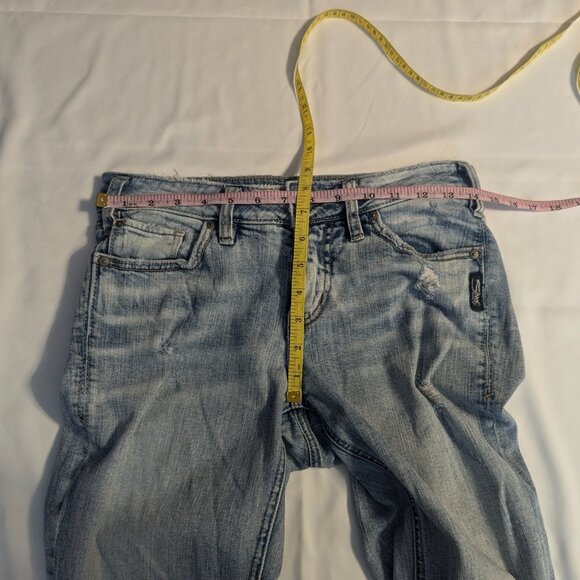Silver Aiko Slim Crop Light Wash Size W26/L25 Distressed Jeans Color: Indigo - Picture 12 of 13